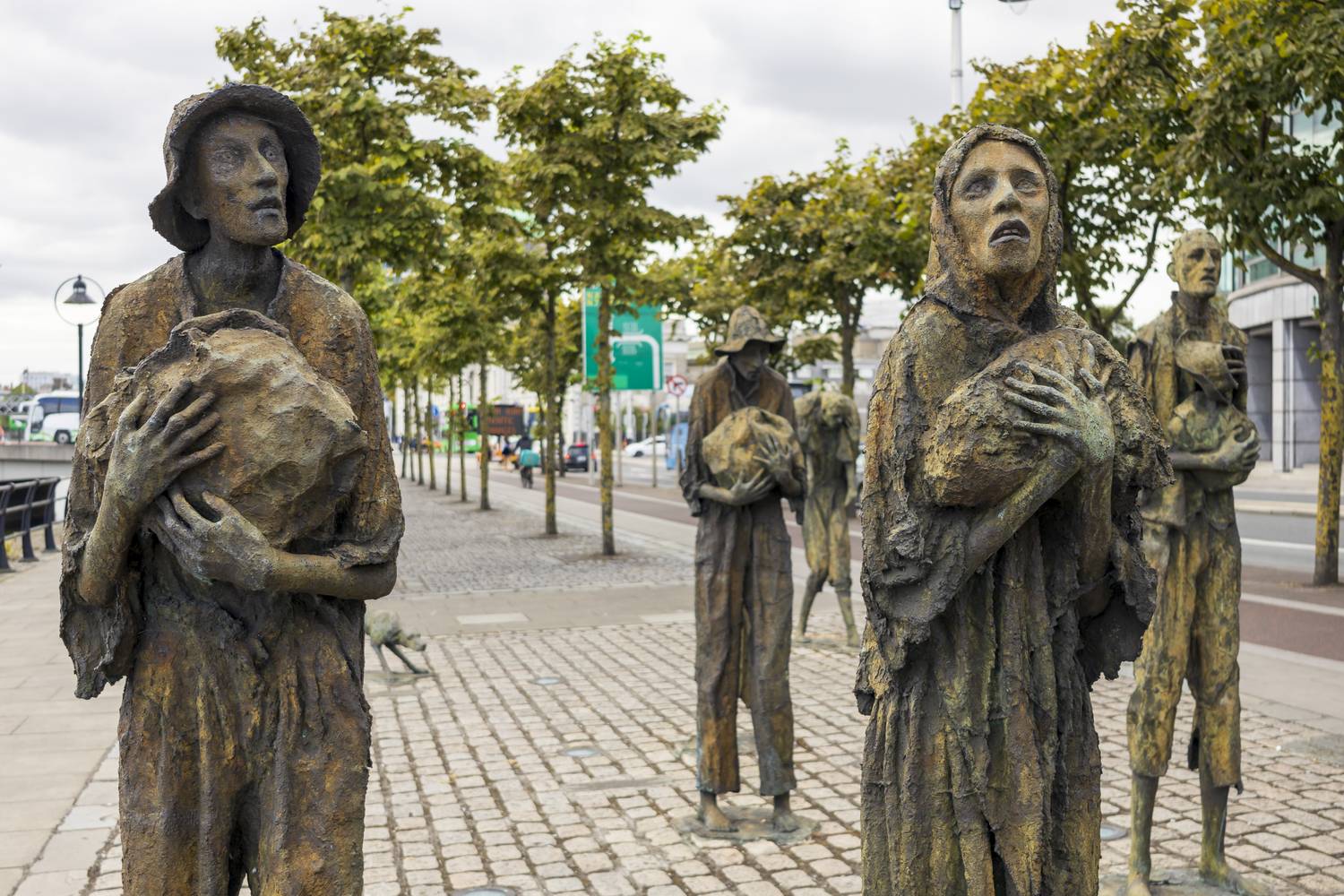 The Famine Memorial szoborcsoport Dublinban.