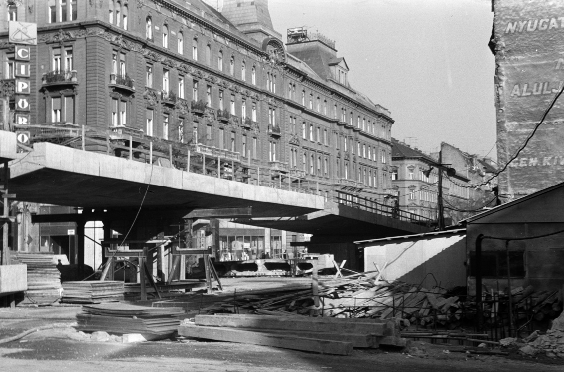 A Nyugati (Marx) téri felüljáró építési munkálatai a Váci útnál 1980-ban