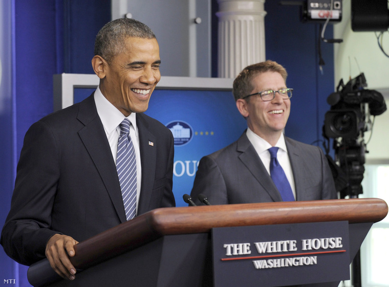 Barack Obama amerikai elnök (b) és Jay Carney a Fehér Ház szóvivője mielőtt az elnök bejelenti Carney távozását Washingtonban