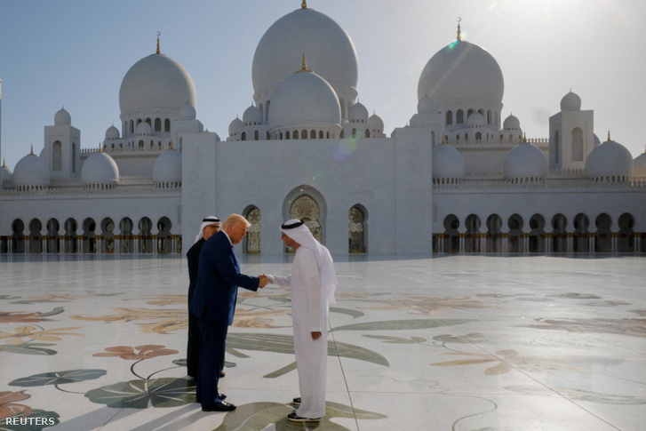 Donald Trump amerikai elnök kezet fog Yousif Al Obaidlival 2025. május 15-én