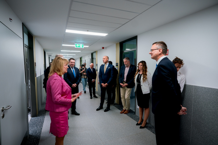 Az OSEI megújult egységeit Soós Ágnes, a létesítmény főigazgató-főorvosa mutatta be