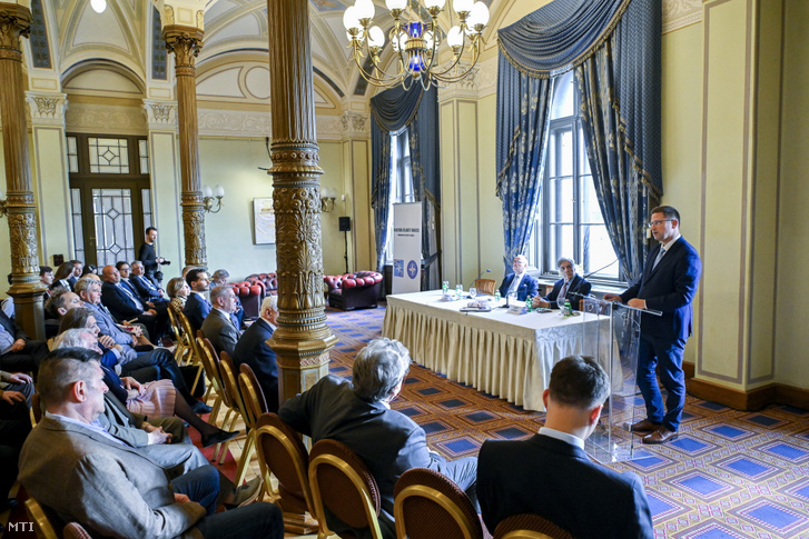 Gulyás Gergely beszédet mond 2025. május 15-én