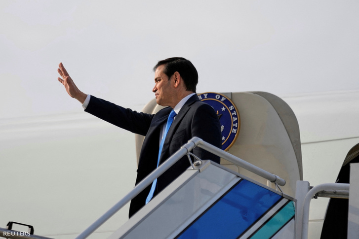 Marco Rubio amerikai külügyminiszter felszáll egy Isztambulba tartó repülőgépre 2025. május 16-án