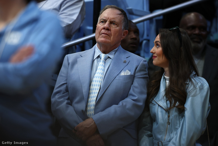 Bill Belichick és Jordon Hudson 2025. március 8-án