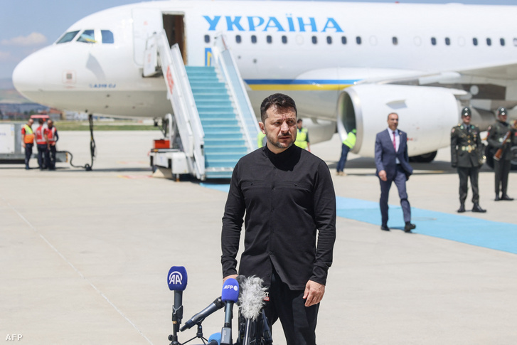 Volodimir Zelenszkij ukrán elnök beszél a médiának, miután leszállt a repülőgépről az ankarai repülőtérre érkezése után, Ankarában 2025. május 15-én