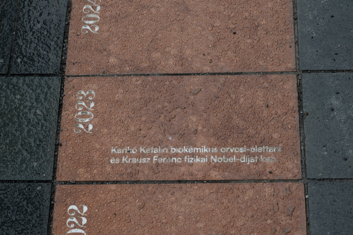 20250506 az idovonal kozteri alkotas felavatasa az mta szekhaza