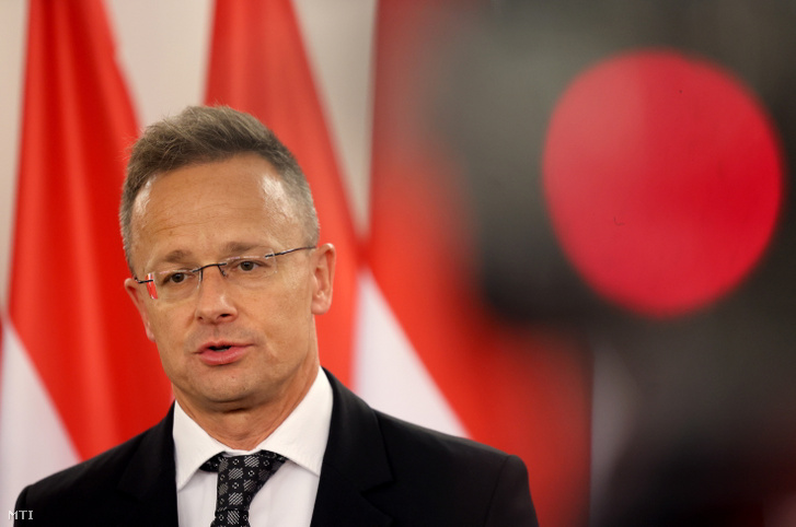 Szijjártó Péter külgazdasági és külügyminiszter a Fidesz és a KDNP országjárása keretében tartott lakossági fórum elõtti sajtótájékoztatón Pétervásárán 2025. május 13-án