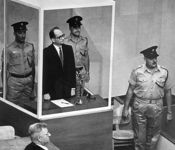 Adolf Eichmann, a náci tömeggyilkos vádlott golyóálló üvegkalitkában áll, hogy meghallgassa, amint az izraeli legfelsőbb bíróság egyhangúlag elutasítja a halálos ítélete elleni fellebbezést 1962. május 29-én