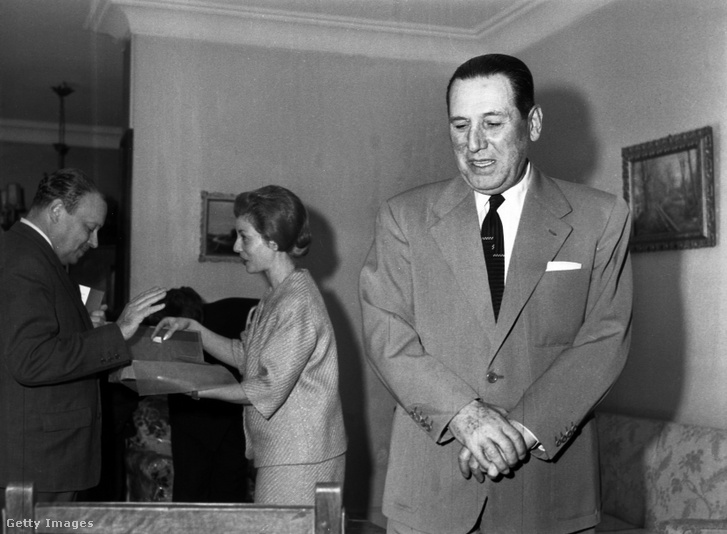 Juan Domingo Perón volt argentin elnök újságírót fogad a madridi száműzött-rezidenciáján 1962. március 30-án Madridban