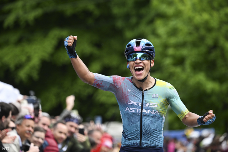 A győztes ecuadori Harold Martín López az XDS Astana csapat tagja a célban a 46. Tour de Hongrie országúti kerékpáros körverseny harmadik 163 kilométeres Gödöllő–Gyöngyös–Kékestető szakaszán 2025. május 16-án