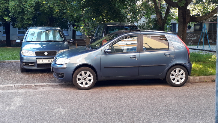 Ahol van hely kettőnek, ott elfér a harmadik is! Szerencsére rövid (3865 mm) az autó, keresztben elfér a két másik járgány előtt