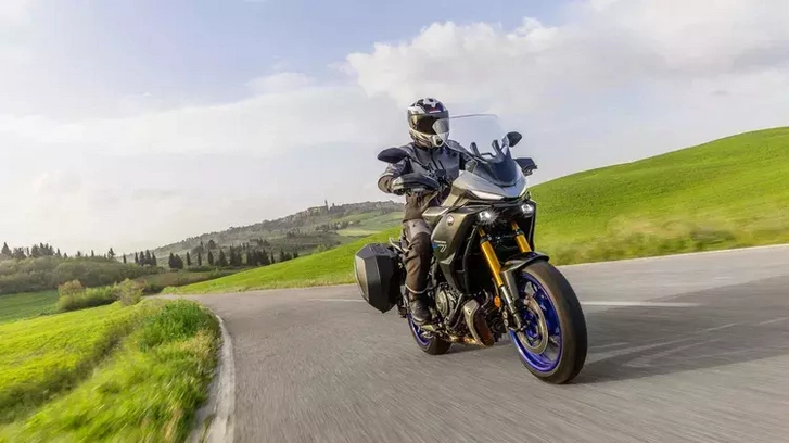 2025-Yamaha-MT07TRGT-EU-Icon Performance-Action-001-03.webp