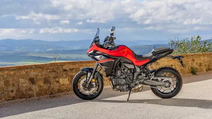 2025-Yamaha-MT07TR-EU-Redline-Static-003-03.webp