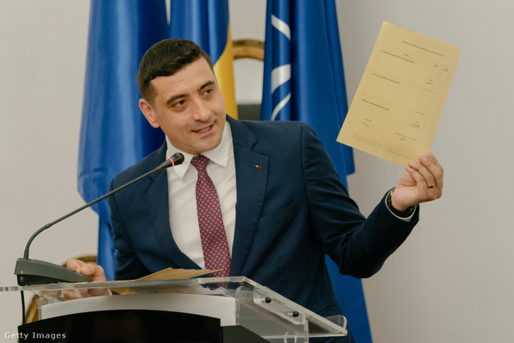 George Simion elnökjelölt mutatja egyetemi diplomáját a Román Kereskedelmi Kamara által szervezett előadáson 2025. május 13-án Bukarestben