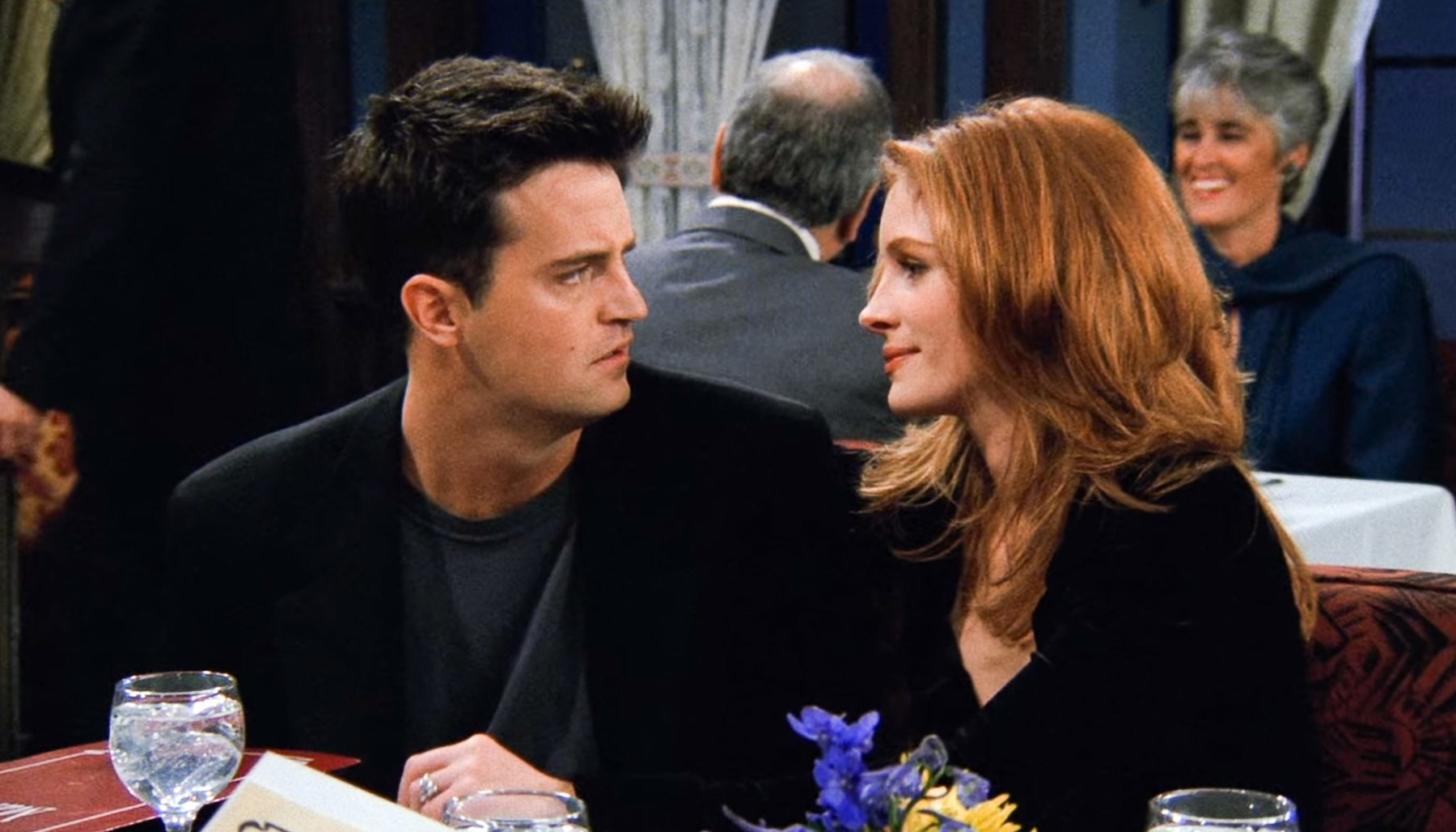 Matthew Perry és Julia Roberts a Jóbarátok című sorozat 2. évadának 13. epizódjában.