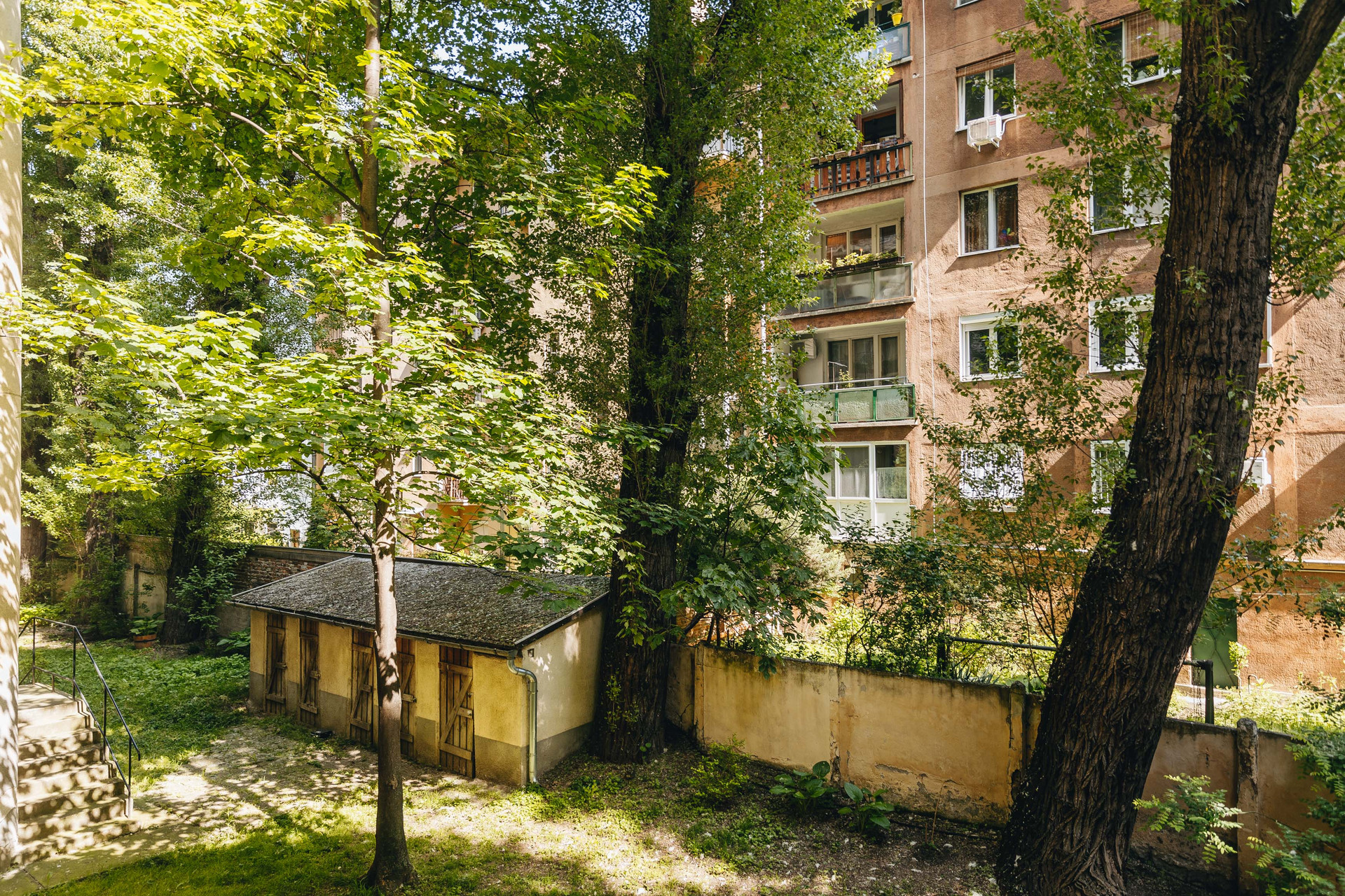 Az Eszék utca 13–15. kertje