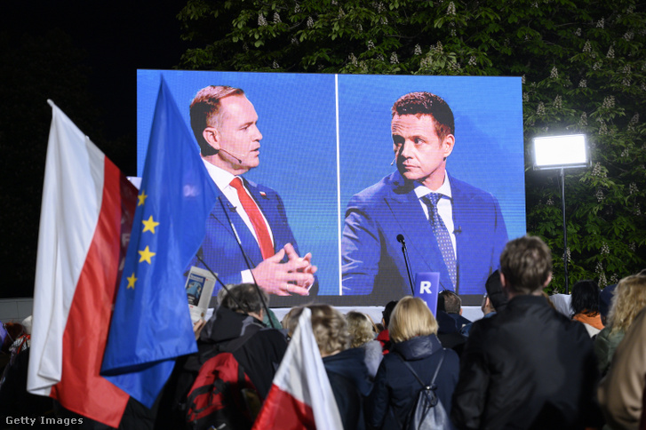 Karol Nawrocki és Rafal Trzaskowski az elnökjelölti vitán Varsóban, Lengyelországban 2025. május 12-én