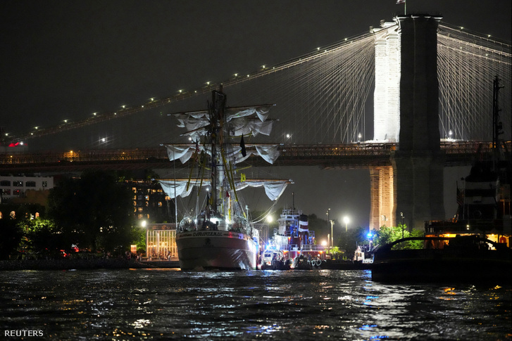 A mexikói haditengerészet egyik kiképzőhajója sérült, miután nekiment a Brooklyn hídnak New Yorkban 2025. május 17-én