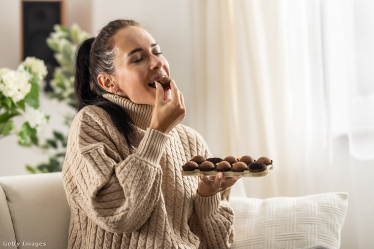 Egy tanulmány szerint még a majdnem teljesen cukormentes, 99%-os étcsokoládé is képes ilyen reakciókat kiváltani egyeseknél. (Fotó: SimpleImages / Getty Images Hungary)