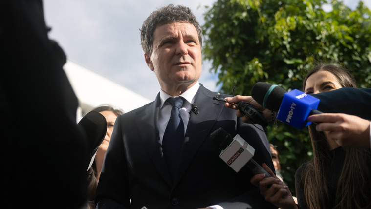 Albérletben élő erdélyi matematikusból román elnök – kicsoda Nicusor Dan?