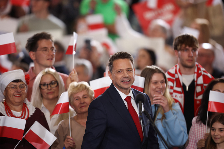 Váratlan eredmények Lengyelországban, veszélyben a Donald Tusk-kormány