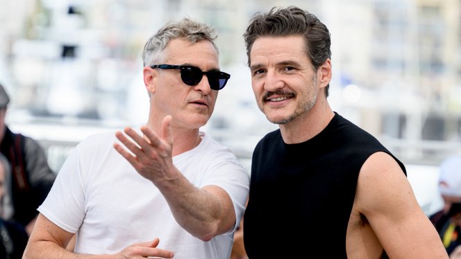 Dráma a vörös szőnyegen: Pedro Pascal gyors reflexei mentették meg Joaquin Phoenixet