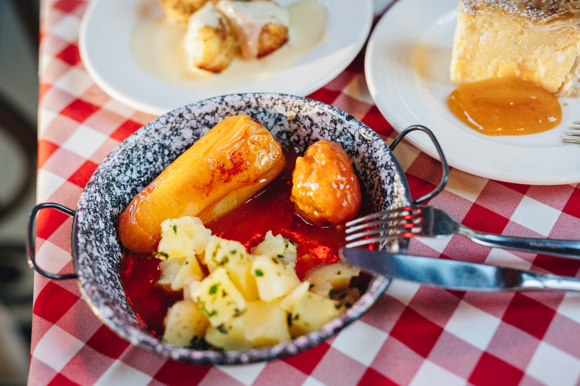 Töltött paprika, a háttérben vargabéles sárgabaracklekvárral és aranygaluska vaníliasodóval