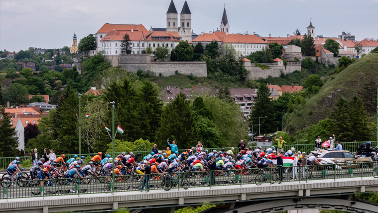 Budapesttől Esztergomig, 875 kilométeren keresztül