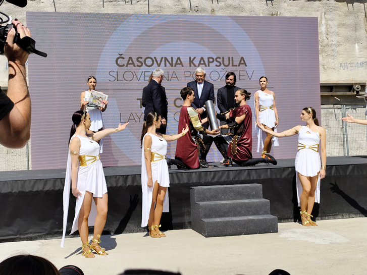 Csányi Sándor az időkapszula elhelyezésén