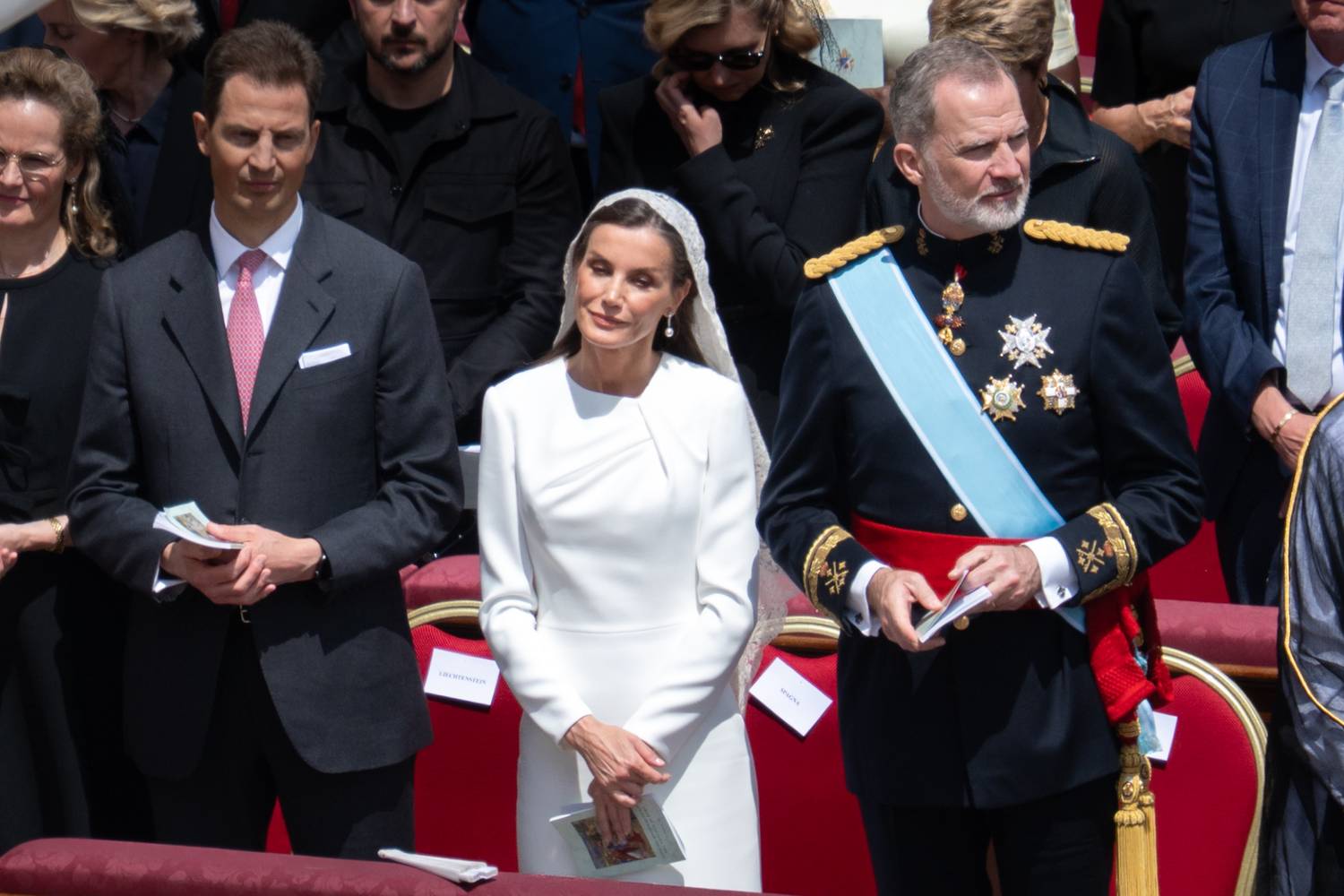 Letícia spanyol királyné fehérben XIV. Leó beiktatásán.