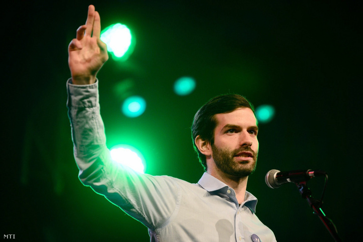 Fekete-Győr András, a Momentum Mozgalom elnöke beszédet mond a Momentum Mozgalom Európához tartozunk! jelmondattal meghirdetett demonstrációján a fővárosi Hősök terén 2017. május 1-jén