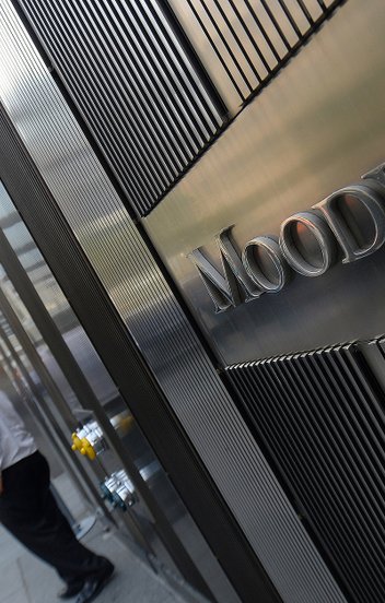 Nagyot szólt a Moody's döntése, máris lépnek a befektetők