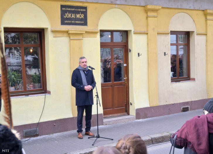 Keszegh Béla polgármester beszédet mond Jókai Mór születésének 200. évfordulóján tartott megemlékezésen, az író emléktáblájánál, Révkomáromban, 2025. február 18-án