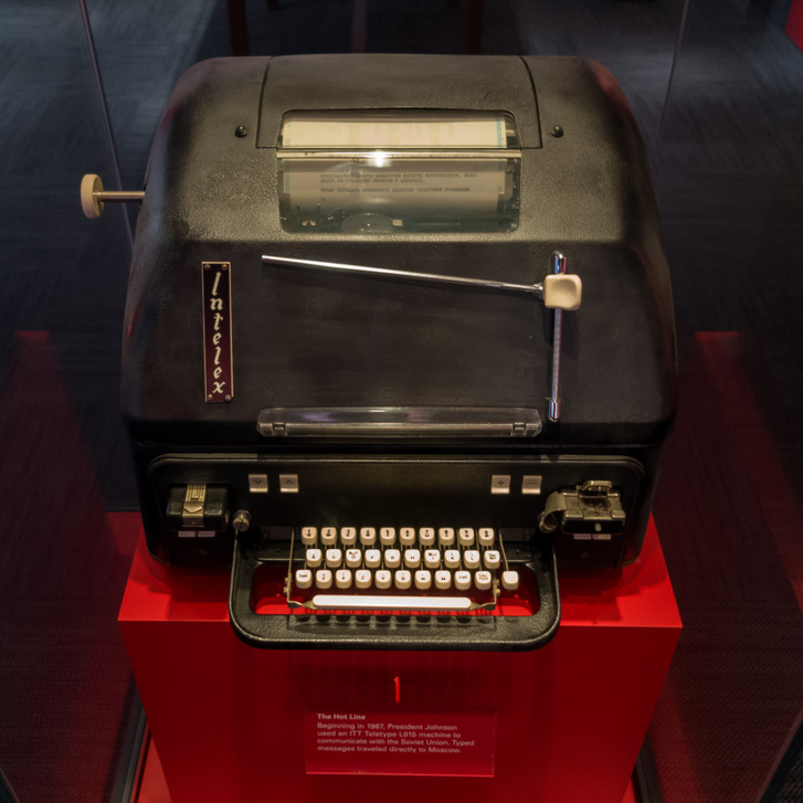 A piros telefon valójában egy ilyen géptávíró, telex volt