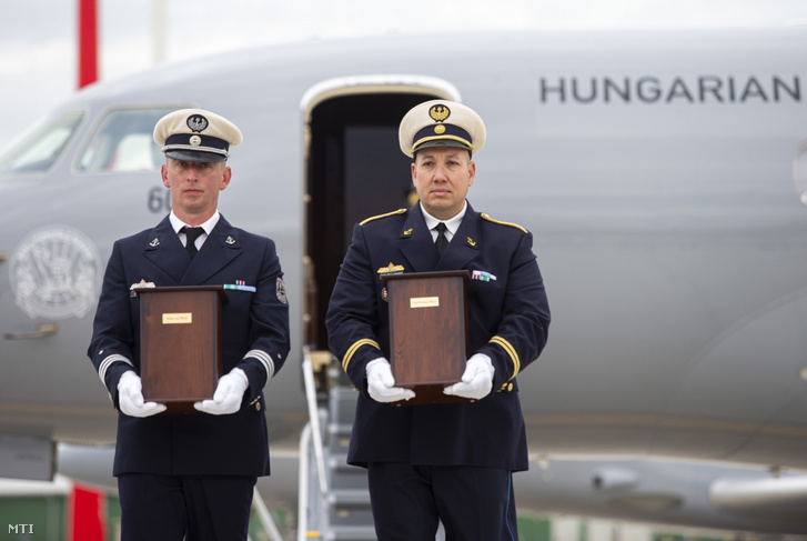 Katonai tiszteletadás mellett fogadják a magyar folyami hadihajózás kiemelkedő alakja a hetven éve elhunyt Wulff Olaf Richárd vezérfőkapitány és a felesége Losonczy Edina hamvait 2025. május 19-én