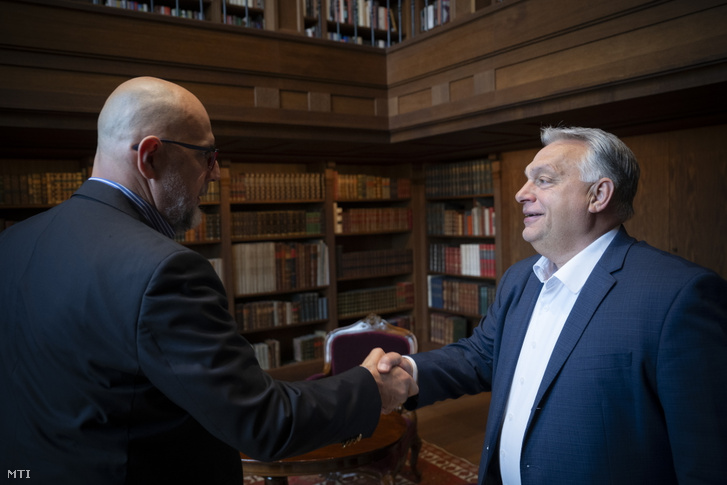 Orbán Viktor miniszterelnök (j) fogadja Kelemen Hunort a Romániai Magyar Demokrata Szövetség (RMDSZ) elnökét (b) a Karmelita kolostorban 2025. május 19-én
