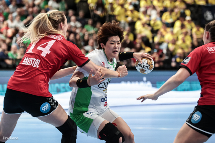 Eun-hee Ryu Kristine Breistöllel szemben, a 2024-es női kézilabda Bajnokok Ligája négyes döntőjének elődöntőjében, a budapesti MVM Dome-ban