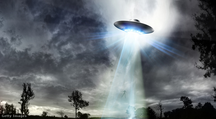Sokan az UFO-jelenségeket látják a háttérben. 1986-ban egy japán utasszállító gép pilótái jelentettek három ismeretlen repülő tárgyat a térségben, melyek szinkronban repültek a géppel, furcsa fényeket bocsátottak ki, és a manővereikre nem volt ésszerű magyarázat. (Fotó: Aaron Foster / Getty Images Hungary)