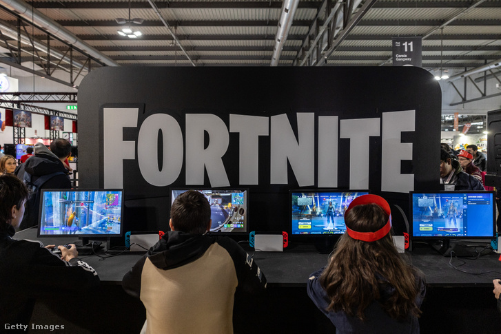 Látogatók videójátékokkal játszanak a japán kiadó, a Nintendo Switch standjánál a Milan Games Week & Cartoomics 2024 rendezvényen