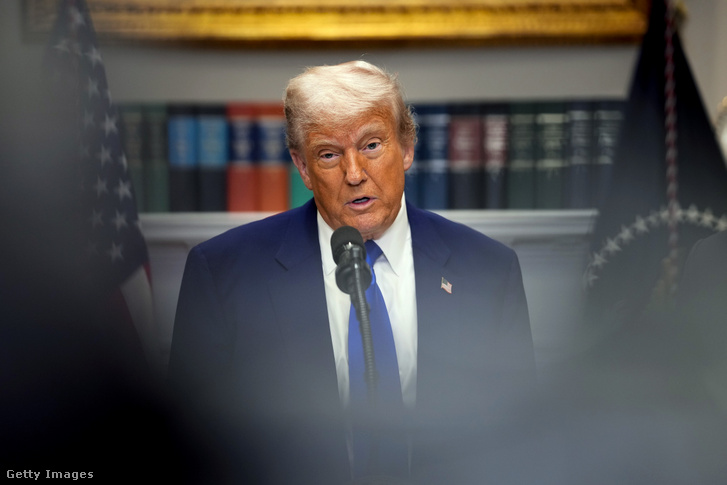 Donald Trump amerikai elnök sajtótájékoztatón beszél a Fehér Ház Roosevelt termében 2025. május 12-én Washingtonban