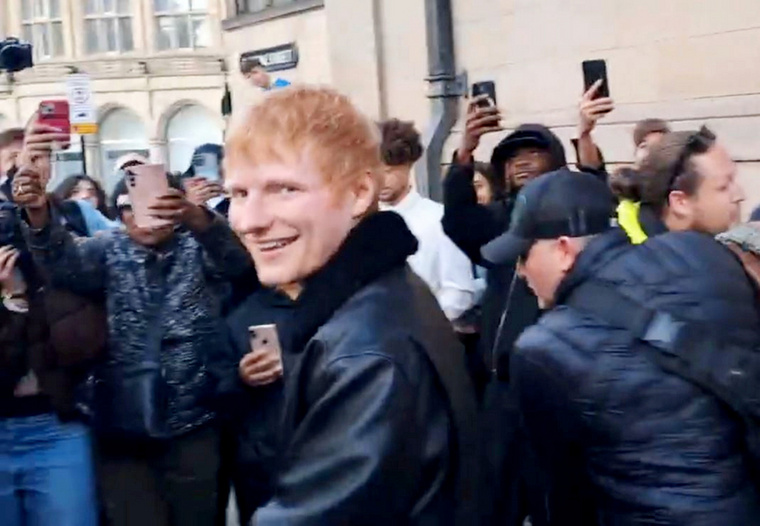 Ed Sheeran Sheiffeldben lepte meg a rajongókat, ugyanis a városháza lépcsőjén adott koncertet