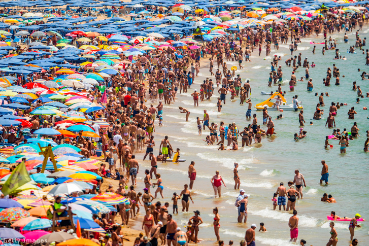 Emberek napoznak a Levante strandon 2015. július 22-én Benidormban, Spanyolországban
