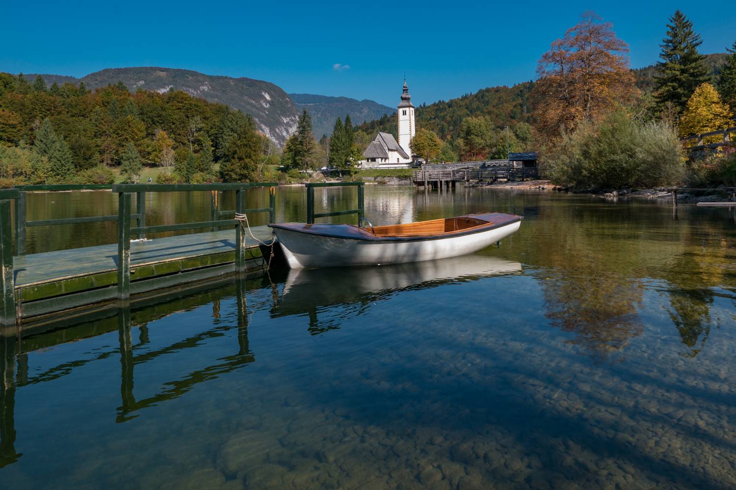 A Bohinji-tó a Bledi-tónál valamivel csendesebb, kevésbé turistás helyszín, ahol a vadregényes tájban ugyanúgy gyönyörködhetsz, mint a népszerűbb társa esetében. Szlovénia legnagyobb természetes tavához számtalan turistaúton el lehet jutni, a tavon csónakázni is lehet és jó időben nyugodtan csobbanhatsz is benne.