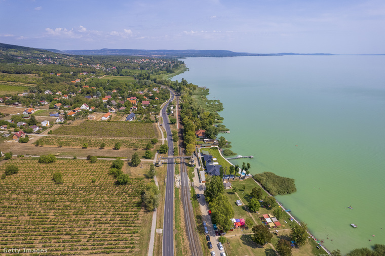 Komoly feltételekkel, de olcsón kínálnak telkeket a Balaton-felvidék egyik legvonzóbb településén, Köveskálon. (Fotó: intek1 / Getty Images Hungary)