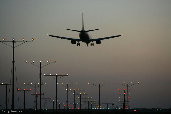 Egy repülőgép leszálláshoz érkezik a Los Angeles-i nemzetközi repülőtéren 2008. április 15-én