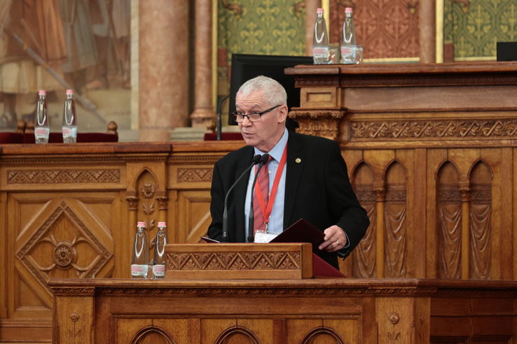 A Parlamentben mondott beszédet Polt Péter, új kihívásokra hívta fel a figyelmet