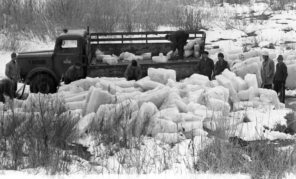 Jégtáblák kitermelése a Ráckevei–Soroksári-Duna partján (1970)