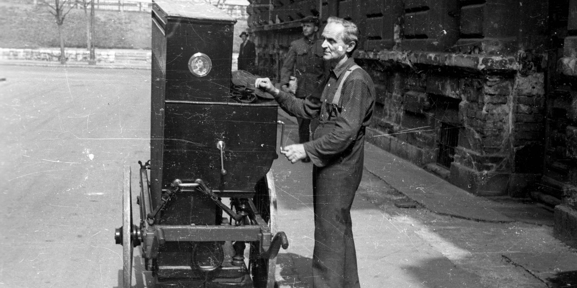 Kintornás (vagy más szóval verklis) a Bajnok utcában (1957)