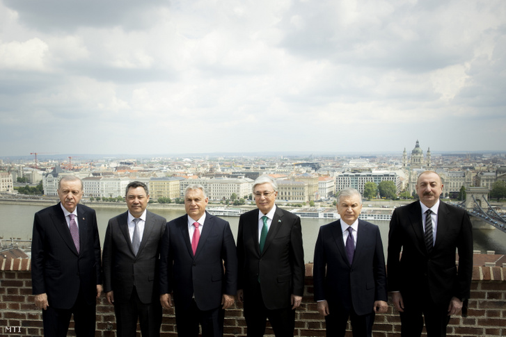 Recep Tayyip Erdogan török, Szadir Zsaparov kirgiz elnök, Orbán Viktor miniszterelnök, Kaszim-Zsomart Tokajev kazah, Savkat Mirzijojev üzbég és Ilham Aliyev azeri elnök (b-j) a Türk Államok Szervezetének informális csúcstalálkozóján a Karmelita kolostorban 2025. május 21-én