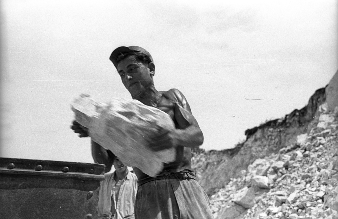 Ember egy megtermett mészkővel (1962)